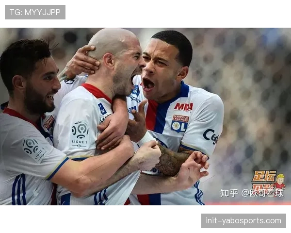 里昂时隔19年再次在法甲做客巴黎比赛中上半时打进两球