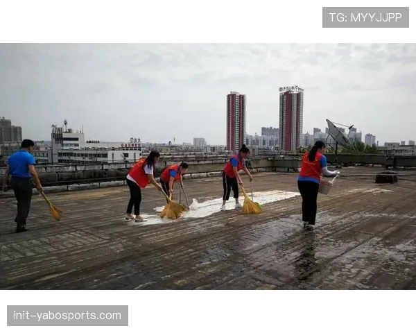 高温高湿天气考验球员体能,场地洒水员中场增加浇洒频率 高温高湿天气考验球员体能,场地洒水员中场增加浇洒频率